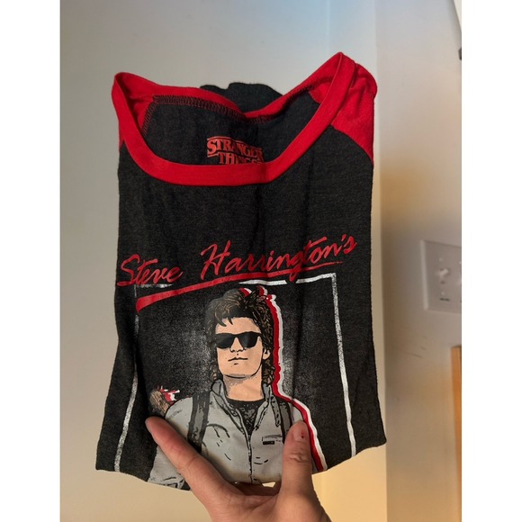 STRANGER THINGS women's STEVE babysitter tee shirt small - Picture 8 of 9